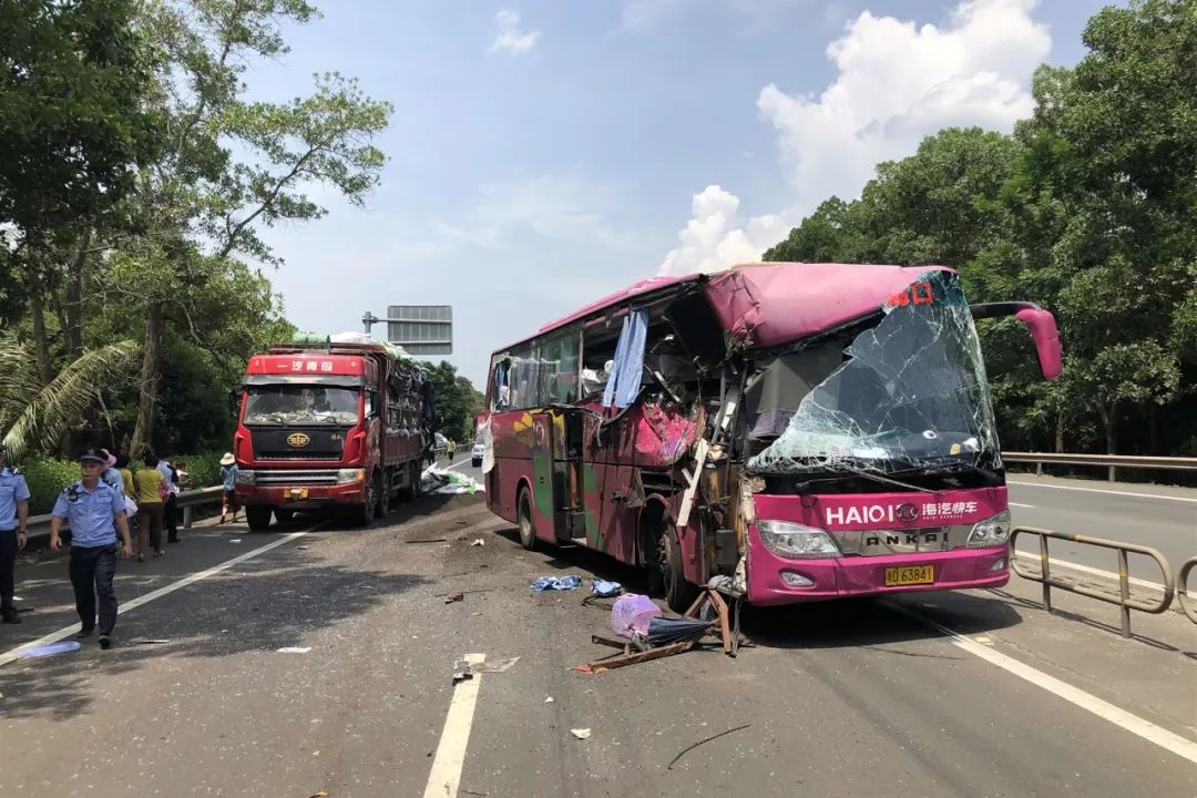 事故原因正在调查中导致道路出现拥堵发生一起大客车与货车相撞