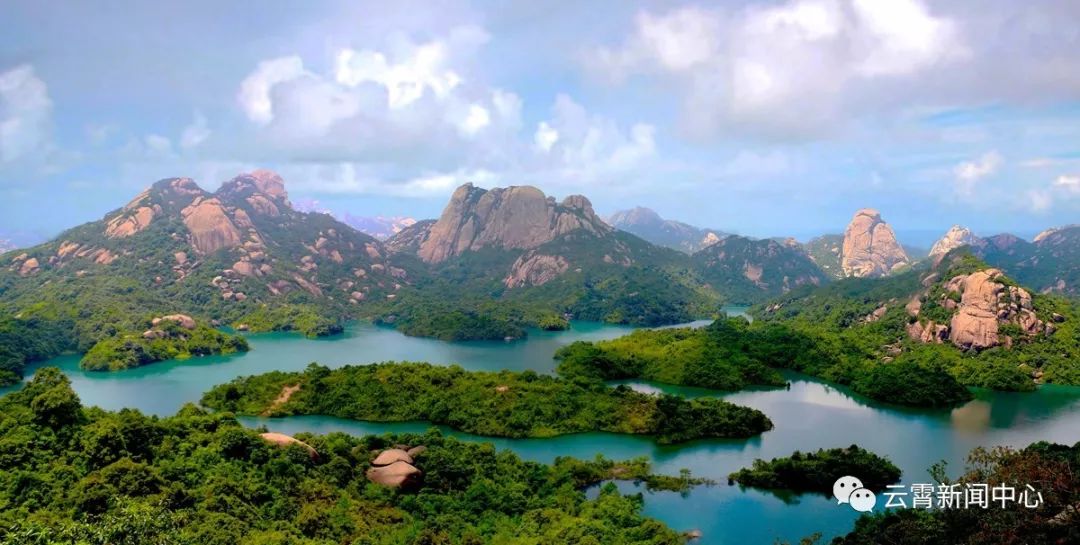 更有龍鏡千島湖七高磜飛瀑在雲霄,你可以閒庭漫步,感受原中央蘇區縣