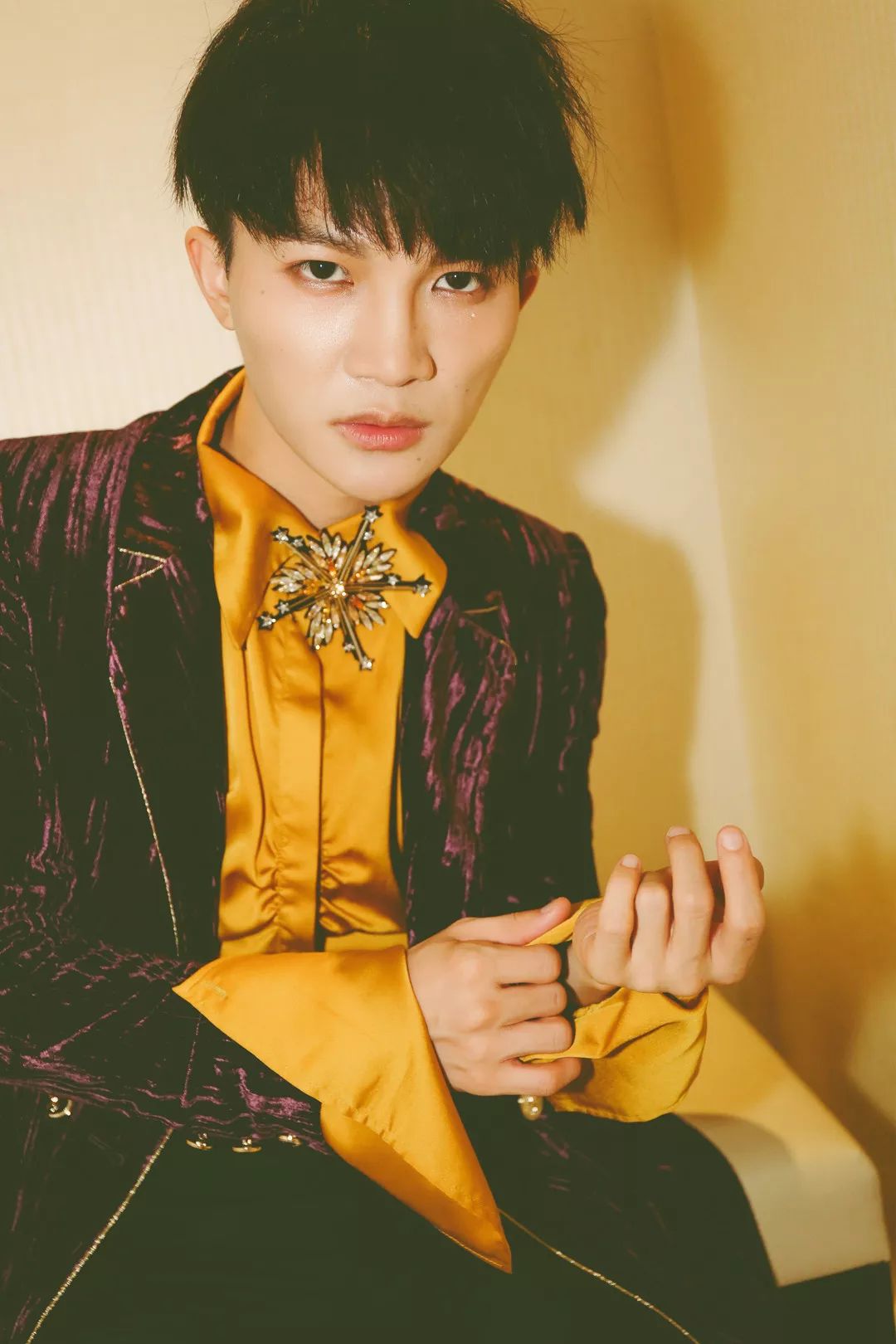 周深新造型首秀腹肌新歌不断引热议