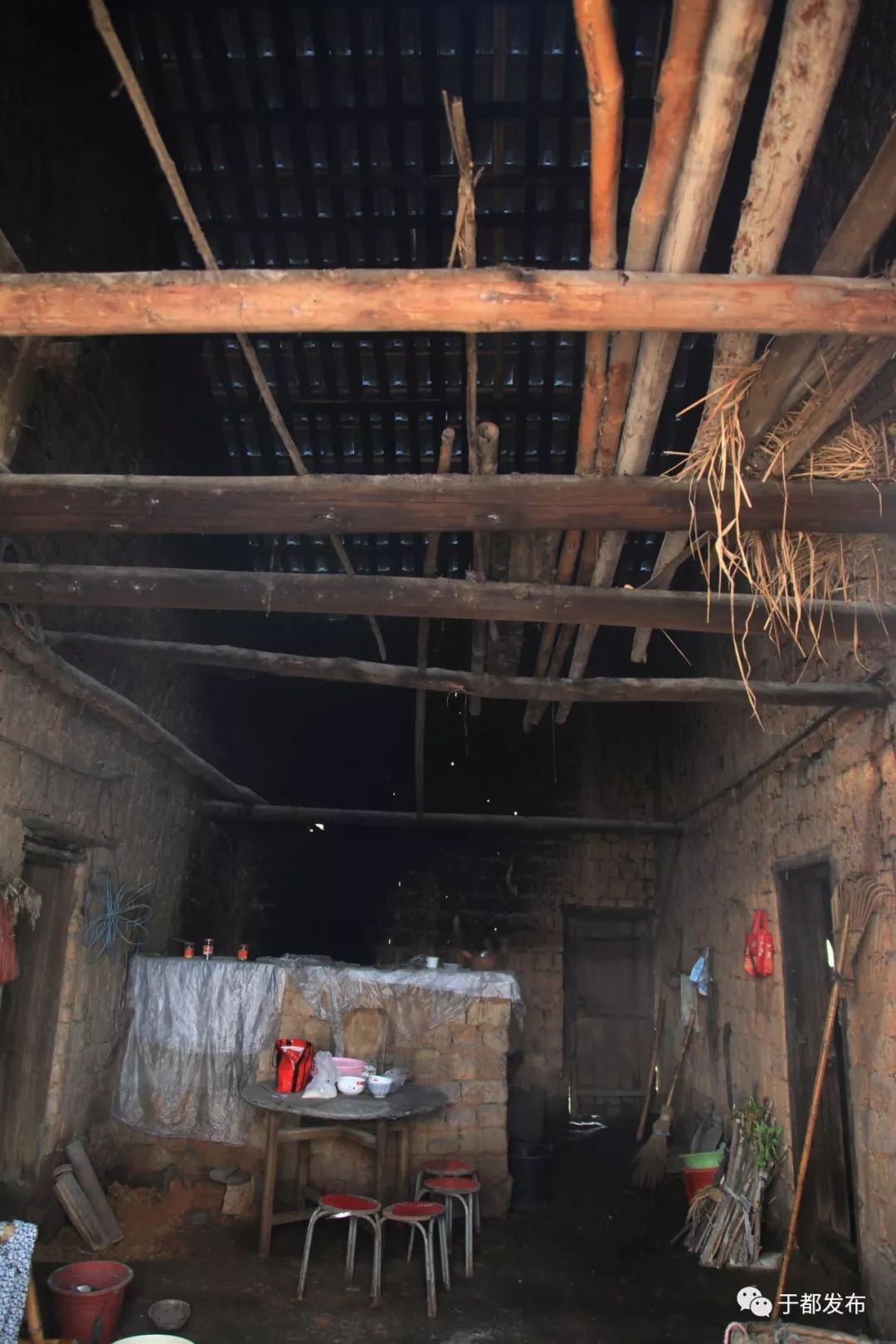 必须曝光贡江镇这几位子女住新房八旬母亲却独居危旧土坯房