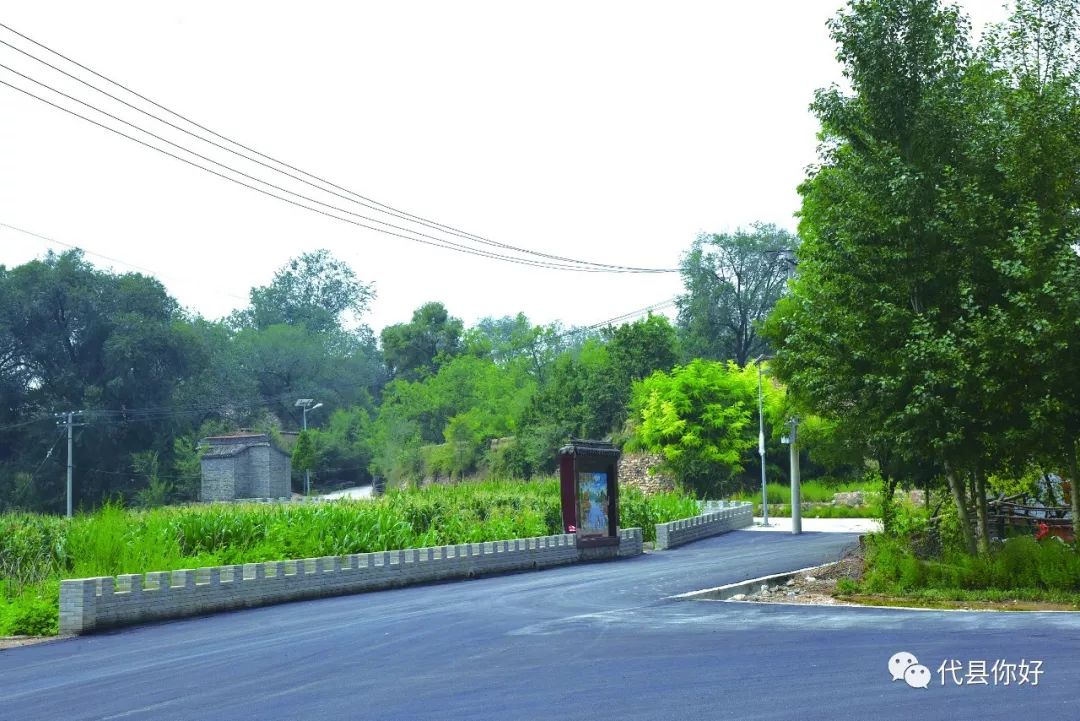 代县上馆镇小烟旺村通村致富柏油马路修到了村民家门口