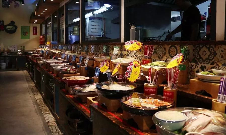 店裡沒有菜單,菜式放在點菜區域,標準化擺檔,新鮮食材一目瞭然,看中哪