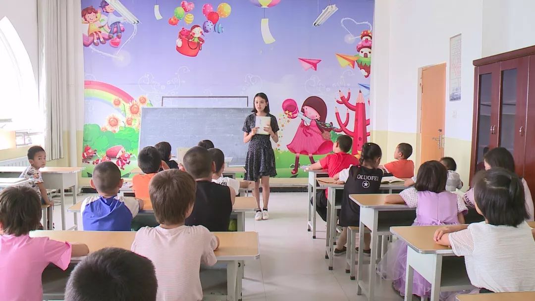 今年上一年级的柯坪县第一小学学生塞米热·凯萨尔,在"红领巾小课堂"