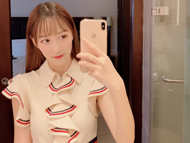 南波儿晒海边泳装照少女身材让人羡慕简直不像当妈的人