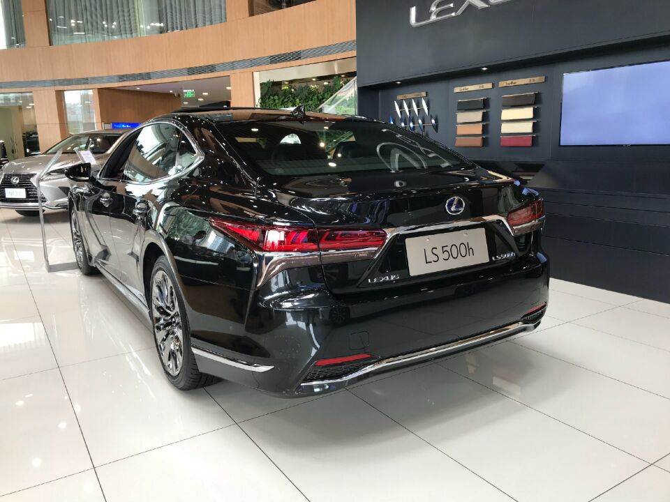 首台2020款雷克萨斯ls500到店颜值不输宝马7系性能看齐奥迪a8