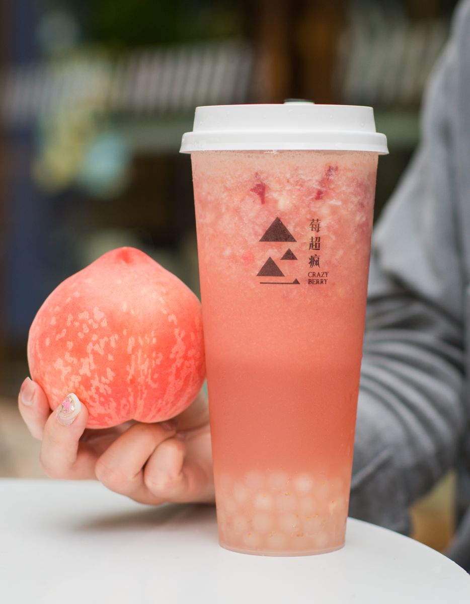 夏日限定的桃气茶来了果肉比茶还多还有撕着喝的礼物茶可以喝出惊喜