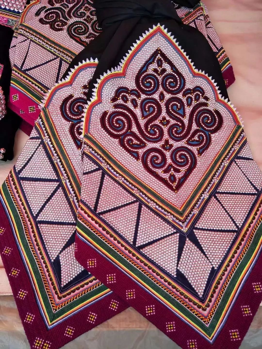 哈尼族服饰是哈尼族传统文化的精髓不仅仅是简单的御寒防风蔽身之物它