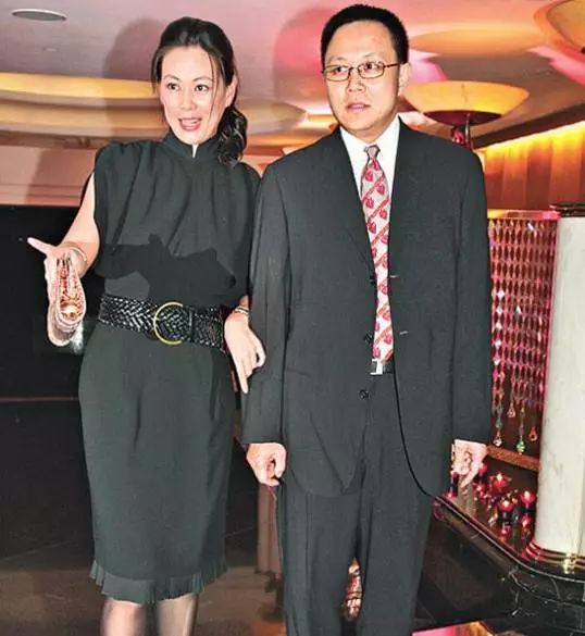 入行之后,两人就开始交往当年,郑嘉颖以歌手入行签约宝丽金可想而知