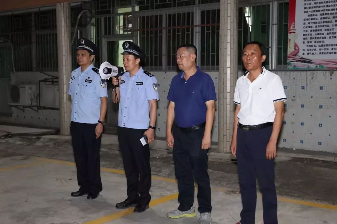 7月18日晚,潮南公安机关从各警种,各部门抽调90名警力,开展以陈店镇为