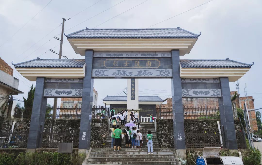 三下乡文学院三下乡队伍瞻仰那楼镇革命烈士纪念碑活动