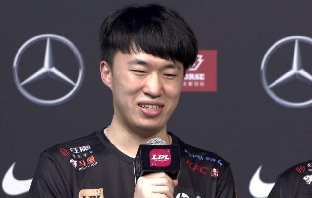 下了闪现,到了六分钟,酒桶来下路gank,e中了猫咪之后,猫咪回到ez身上