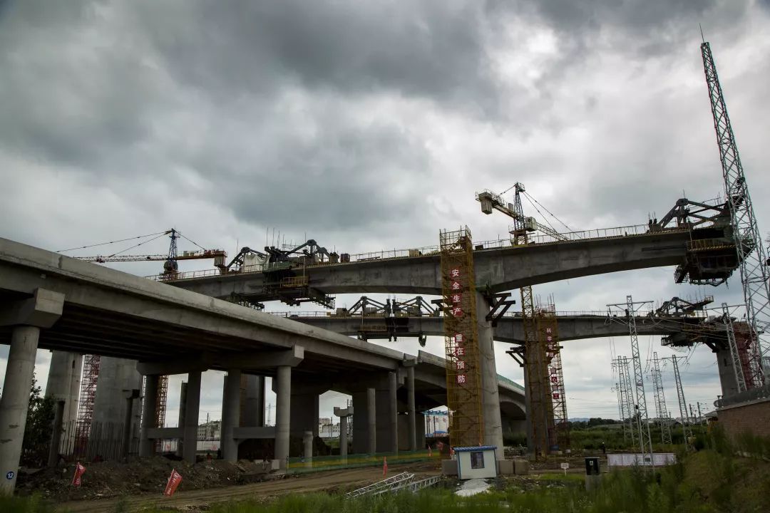 客专二工区项目经理邱梓介绍,该桥跨越客货运输繁忙的既有线佳富铁路