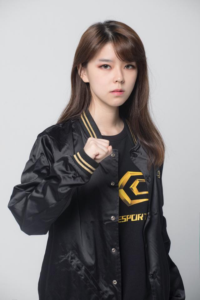 绝地求生:沫子嫌弃自己"小"公然画了起来!游戏陪玩却笑了?