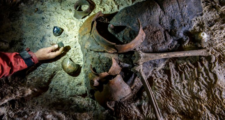 罗兰大学考古学家在洞穴中发现青铜器时期宝藏