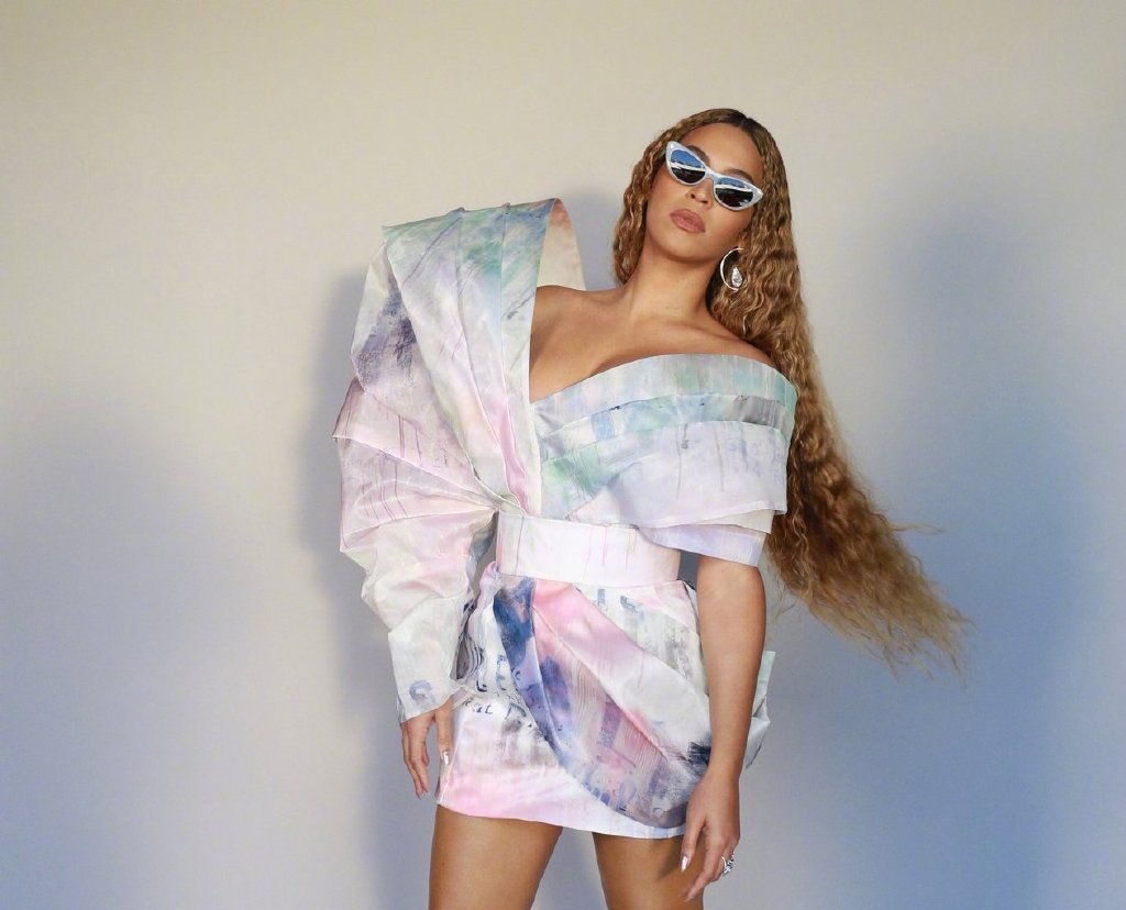 歌坛天后碧昂丝金色披风搭配狮子图像t恤野性又性感的穿搭