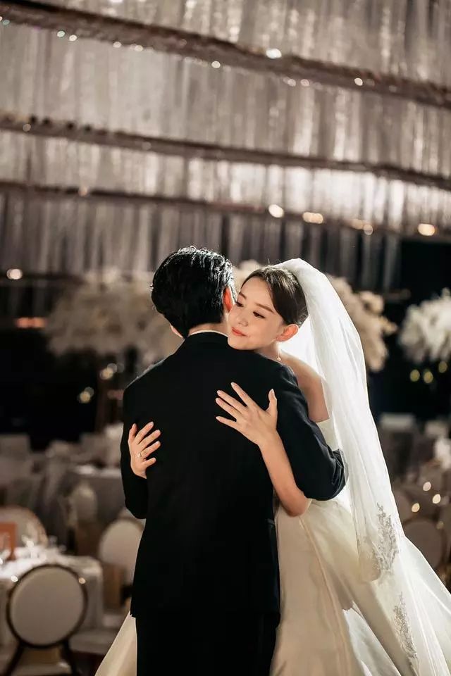 著名彝族演员江奇霖和演员周奇奇举行婚礼彝族婚纱照刷遍了朋友圈