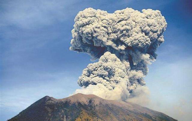原创又一座火山喷发2次爆炸喷出5000米高灰柱40公里范围都有影响