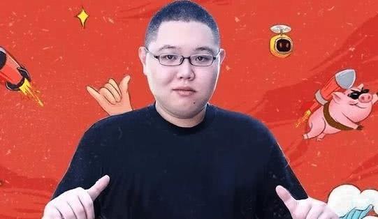 pdd穿上西装变男神,一副"紧张"模样,网友:还挺像绿巨人