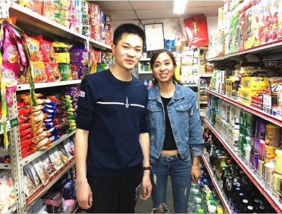 打听一下小区事物……小小夫妻店的作用远超一般的便利店