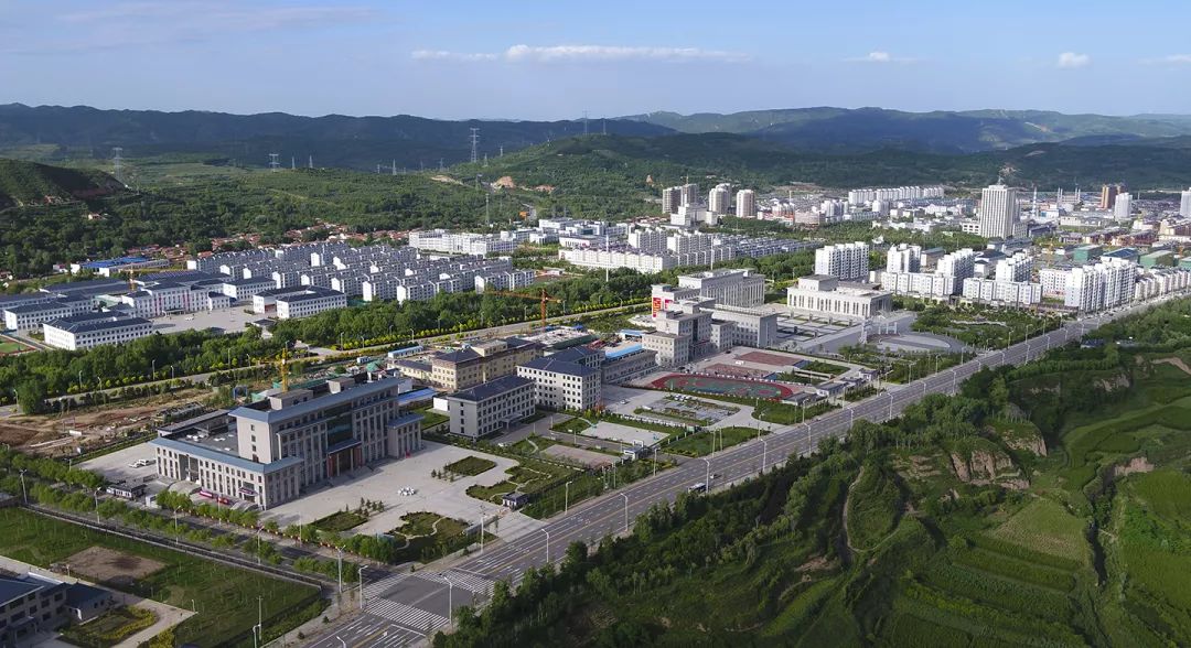 陈少林/摄▲绿色环抱中的泾源县城牟将/摄▲梯田上的庄稼开始少了,林