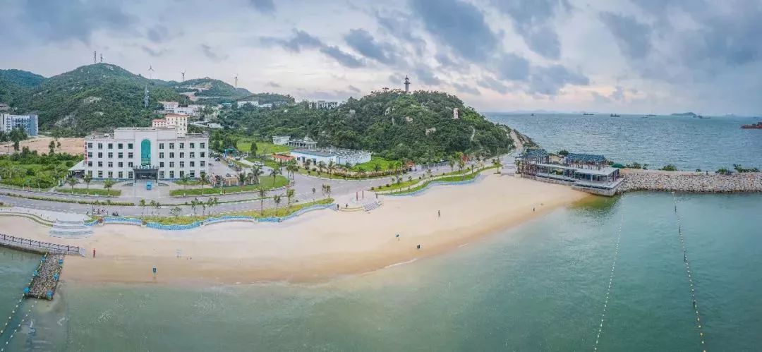 岛上共有两处沙滩,分别是海豚湾沙滩和七湾沙滩.