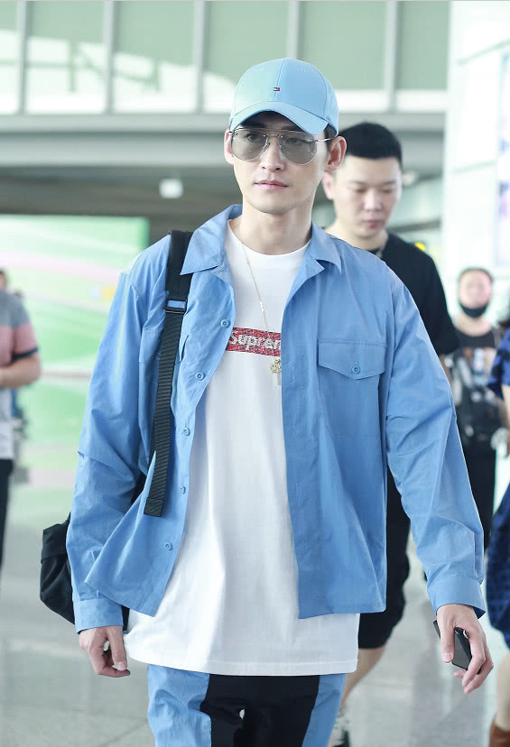 原创张翰穿白t外搭蓝色衬衫刮掉胡子干干净净的清爽又帅气