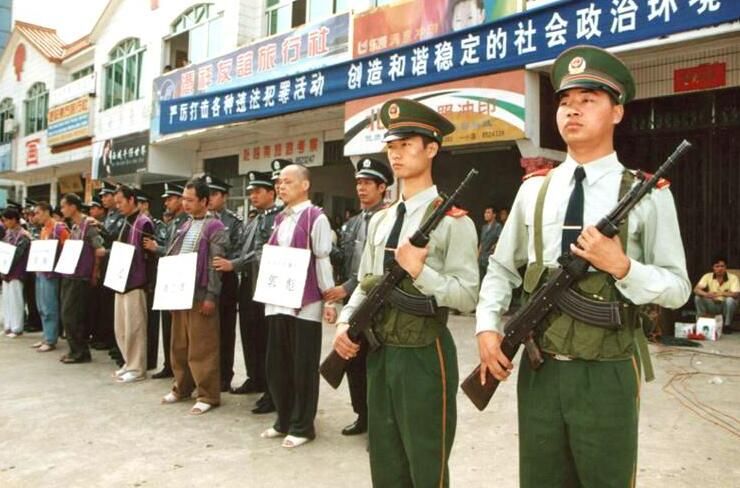 中国警察队伍的老式手铐90年代为何能够被轻易打开