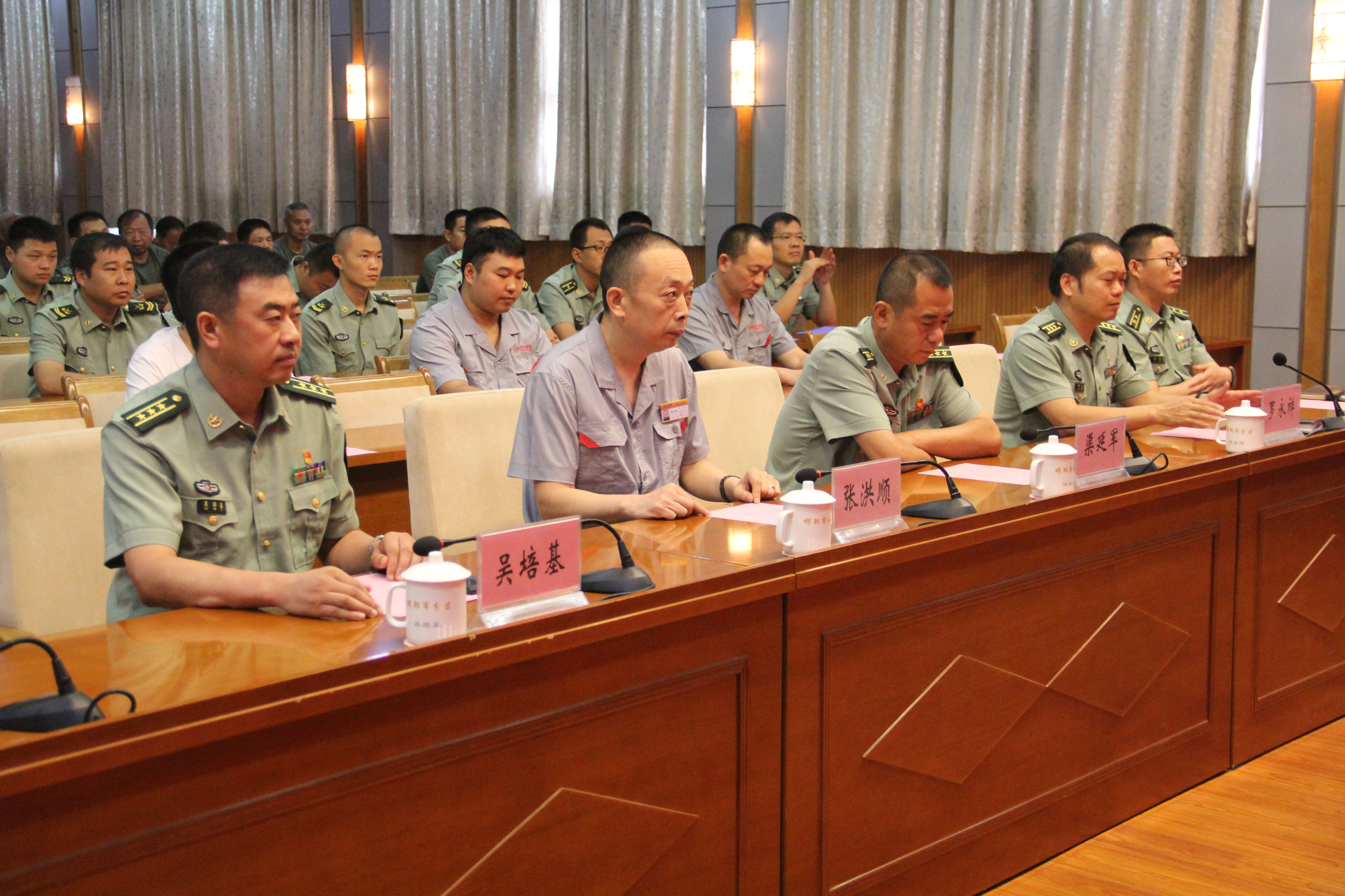 八一建军节到来前夕,7月19日上午,正大制管总裁张洪顺走进邯郸军分区