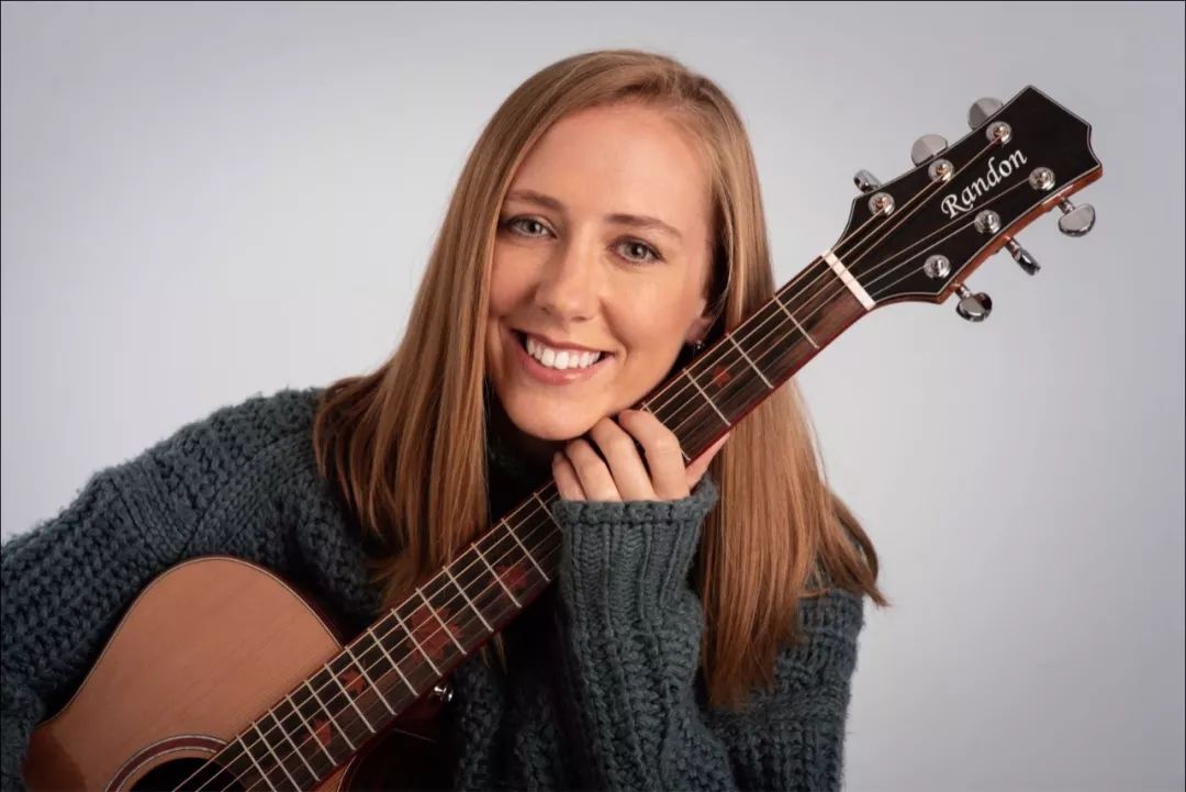 专访一百万个可能原唱克丽丝叮学中文13年痴迷音乐与