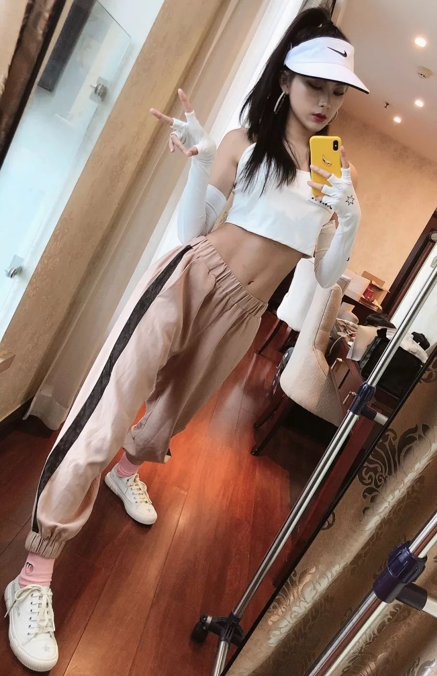 王祉萱颜值业务能力双开,在线教学如何成为《热搜女王》!