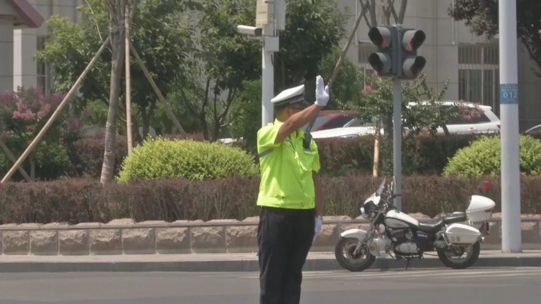 犹如"画"上了一幅副"地图"汗水浸湿的警服紧贴在身上像下雨一样汗水
