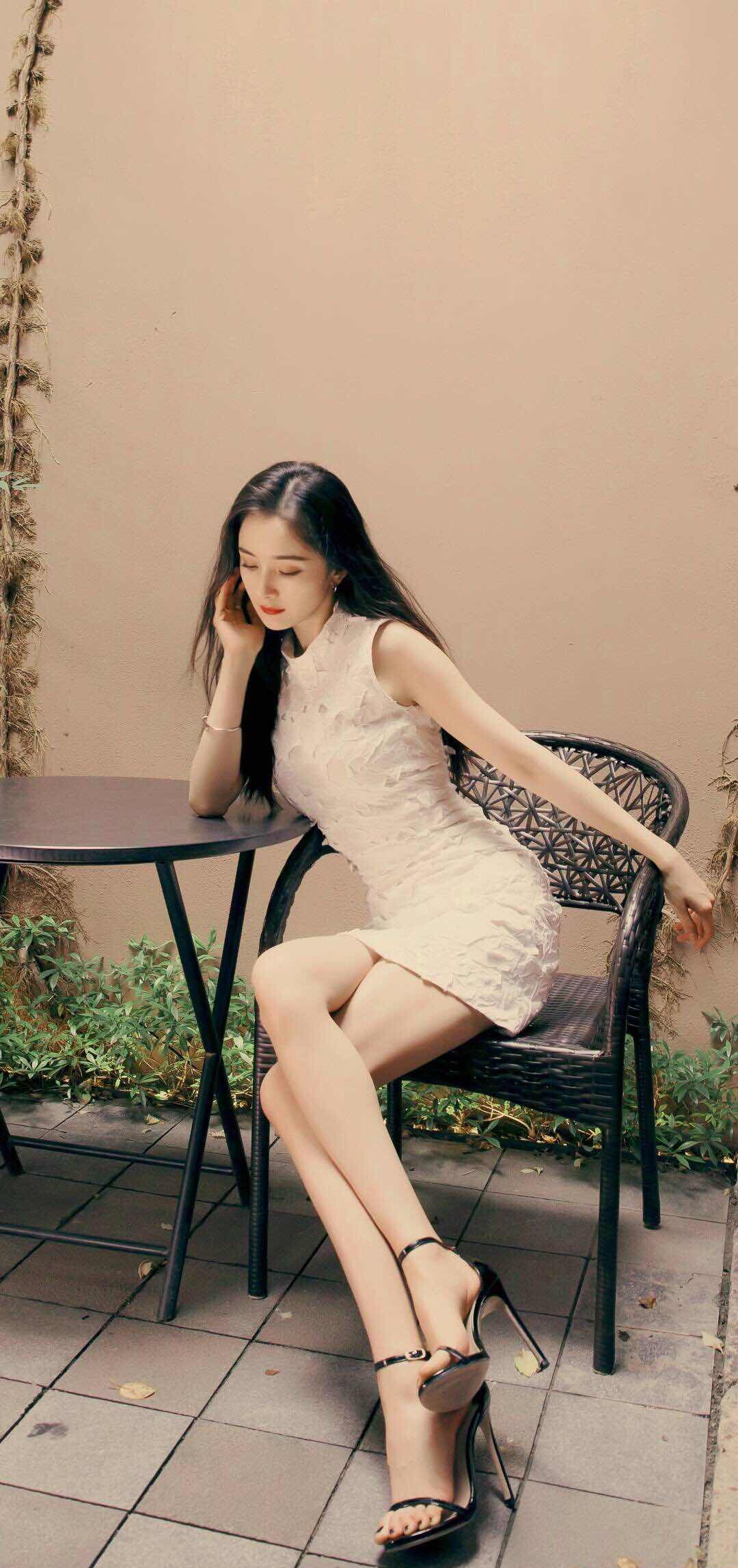 夏天一双凉鞋就够了跟着杨幂学习一字带凉鞋搭配超实用