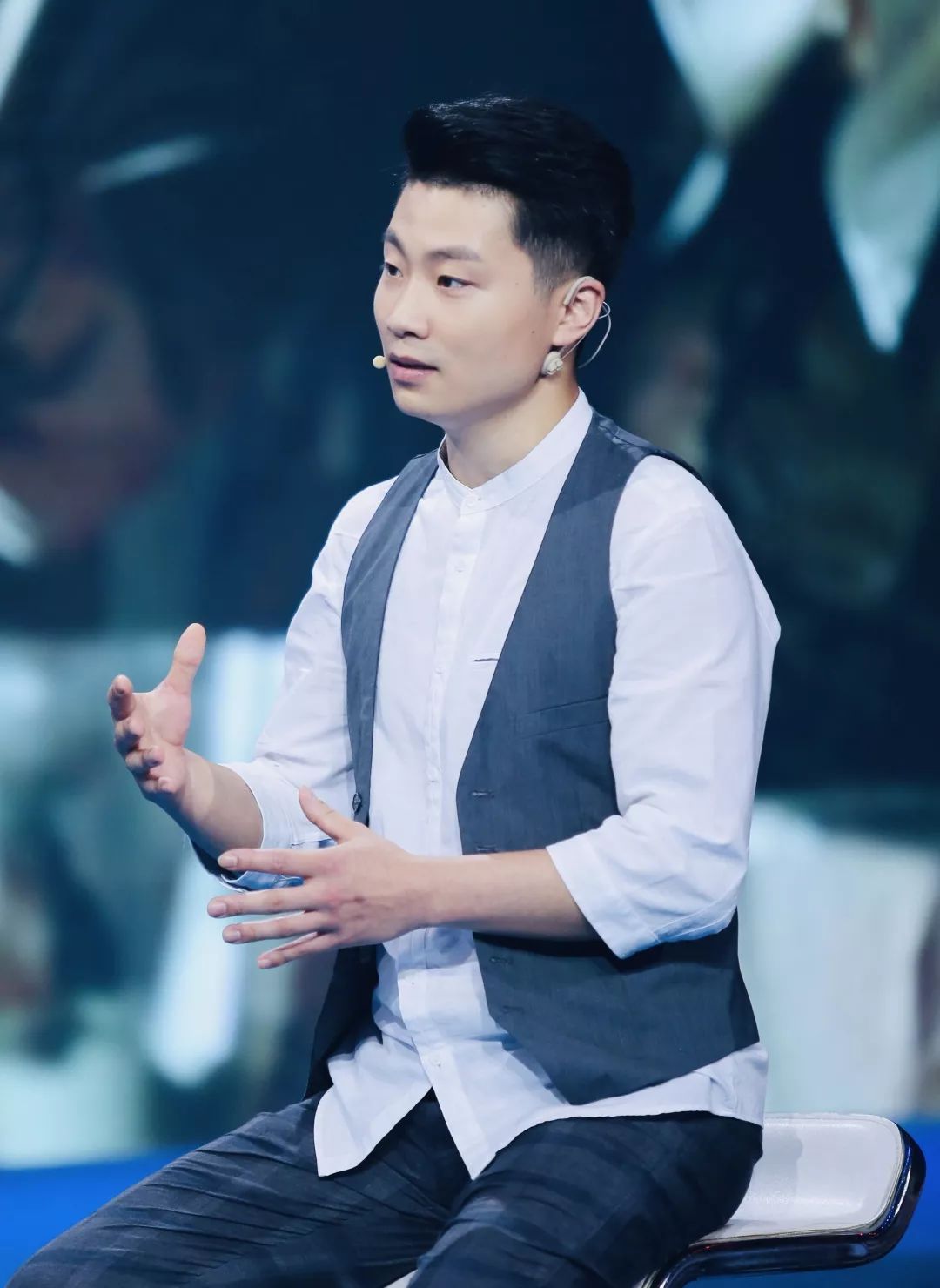 走进名画背后戴珍珠耳环的少女