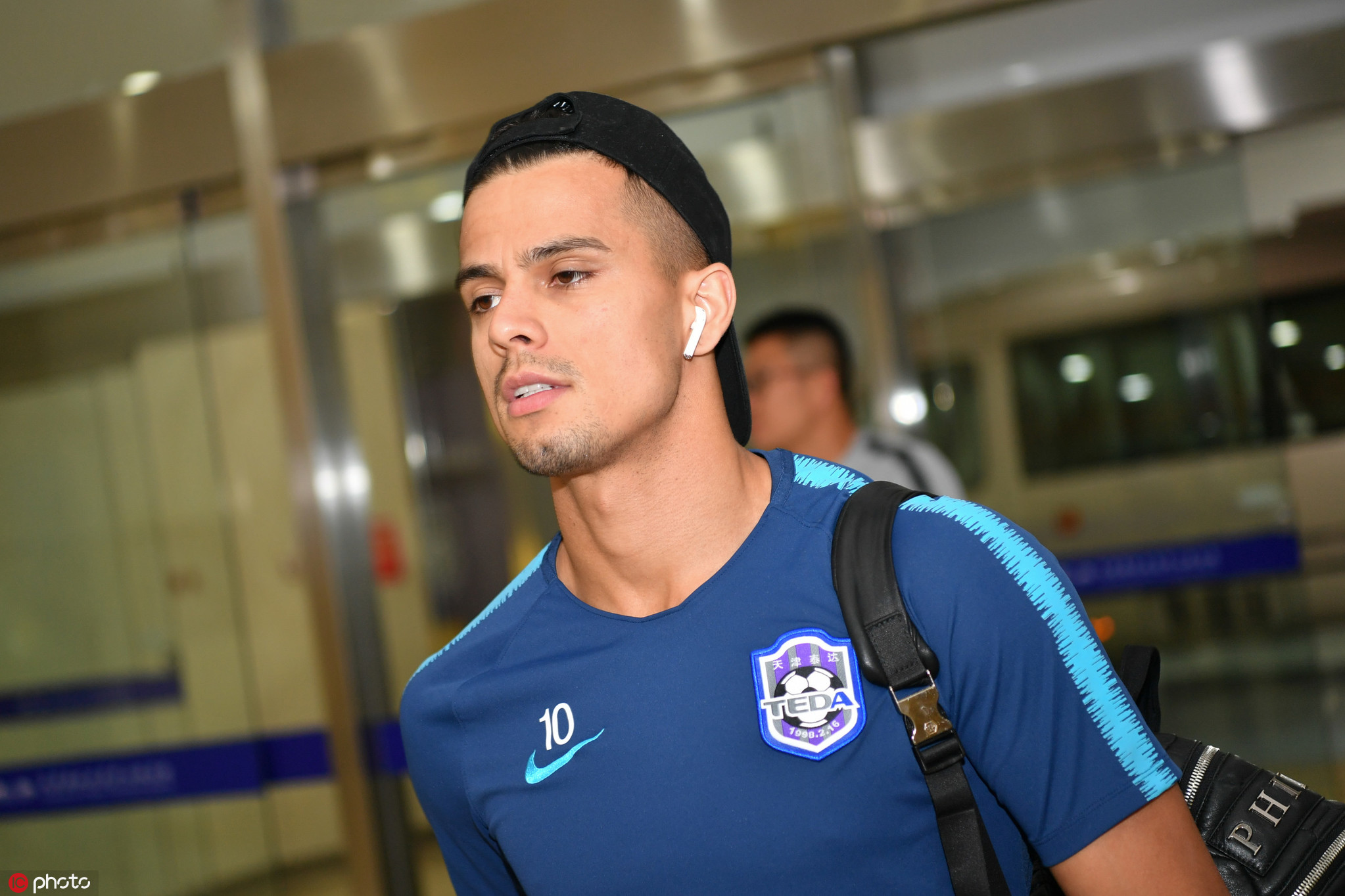 天津泰达将帅抵达赛场,阿奇姆彭仍戴有线耳机