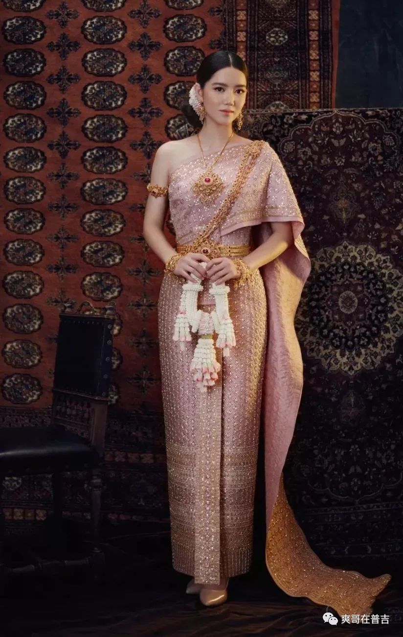 泰国美女果然还是穿泰装比较养眼啊