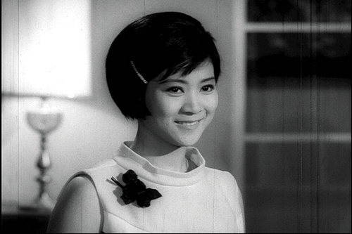 谢贤曾疯狂追求她李连杰也敬畏她71岁满头白发却像20多岁