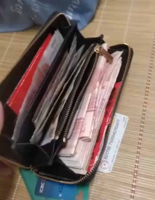 海丰有人捡到钱包内有近万元现金,急寻失主!