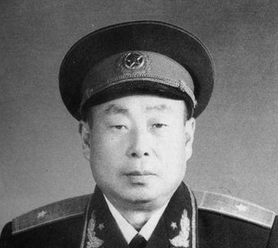 在我军中,还有一位将领也享有战前饮酒的特权,他就是胡炳云.