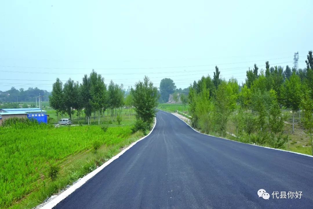 代县上馆镇小烟旺村通村致富柏油马路修到了村民家门口