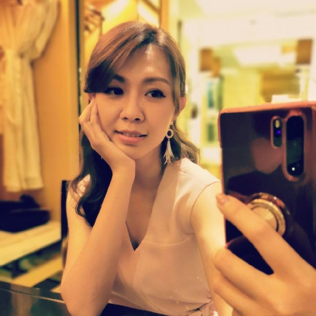原创卓依婷晒自拍照,打扮的像个老年人,但实际才37岁!