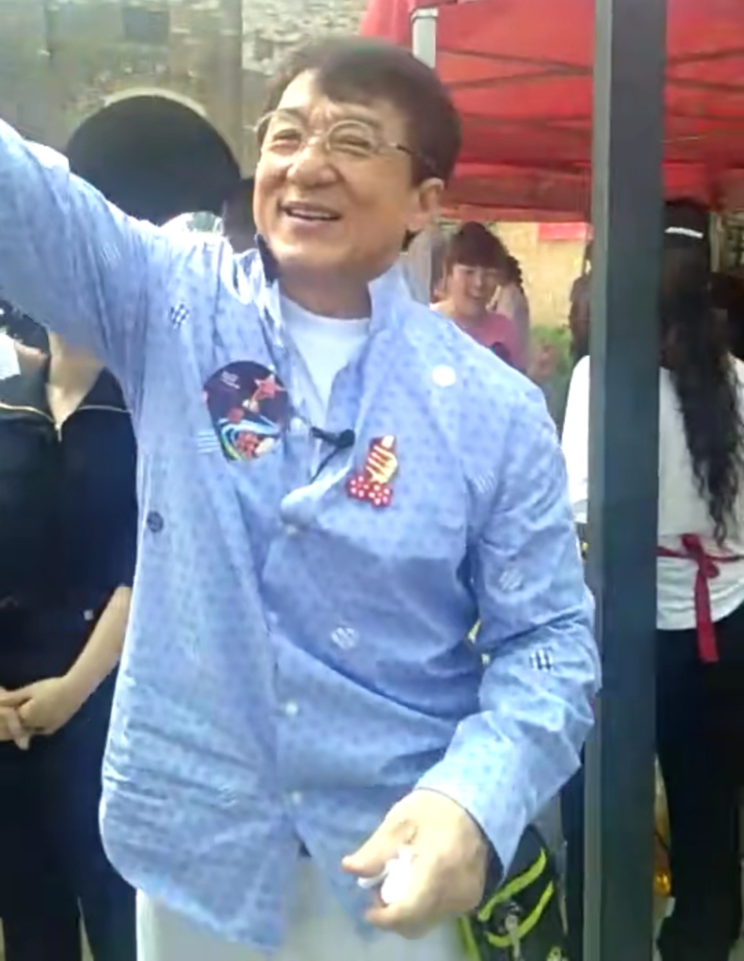 成龙现身大同主持电影周,和蔼可亲深受当地民众喜爱_大哥