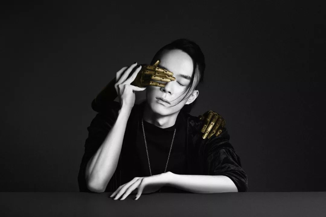 今晚鬼卞在土里发声向世界投影鬼卞的无间笑脸