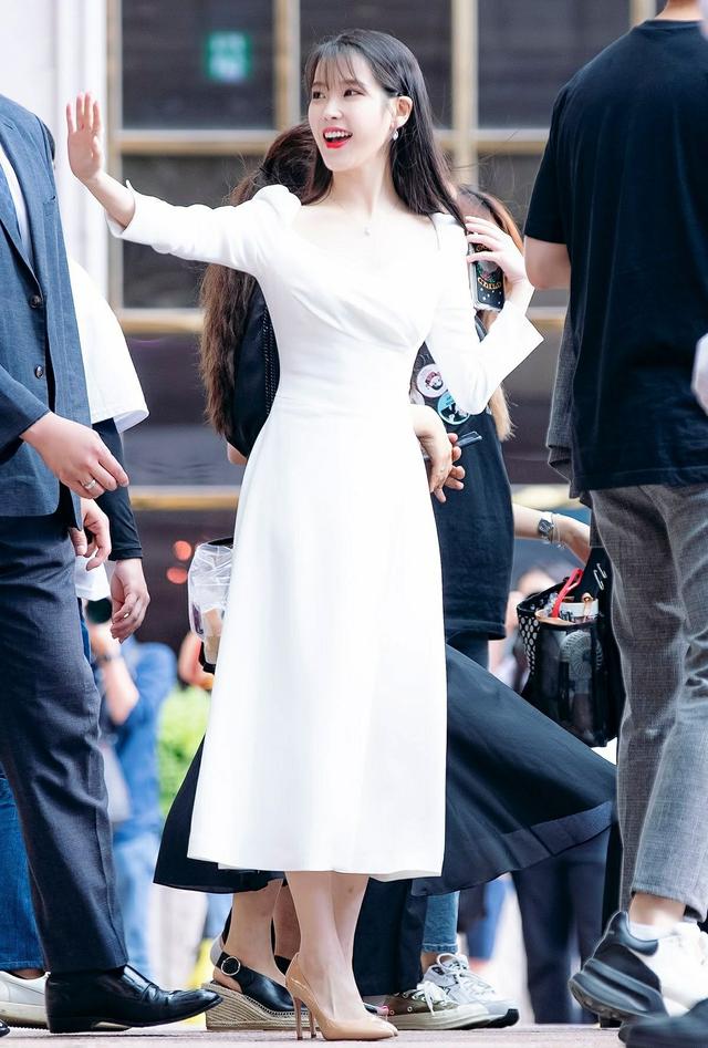 iu李知恩一袭白裙出席活动,"心形领" 烈焰红唇仙气十足,好美