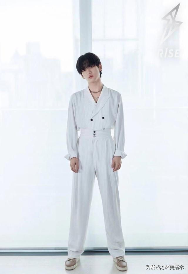 r1se周震南新造型,一身白色条纹套装,清爽帅气范儿十足