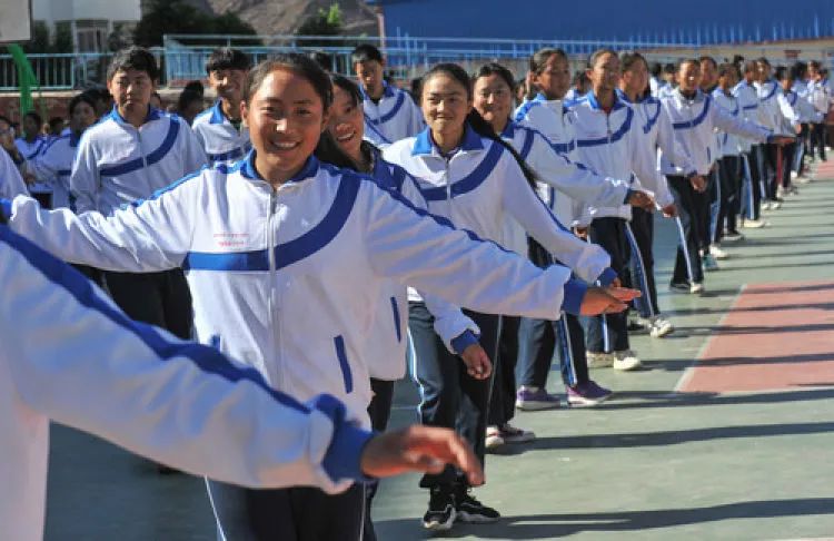 西藏昌都市芒康县盐井中学学生课间在操场跳弦子操(6月6日摄.