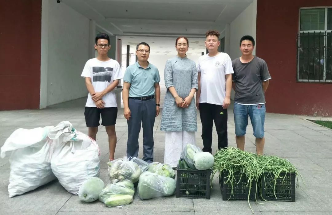 爱·公益北京站负责人刘春伟老师,7月19日中午利用休息时间把自家种植
