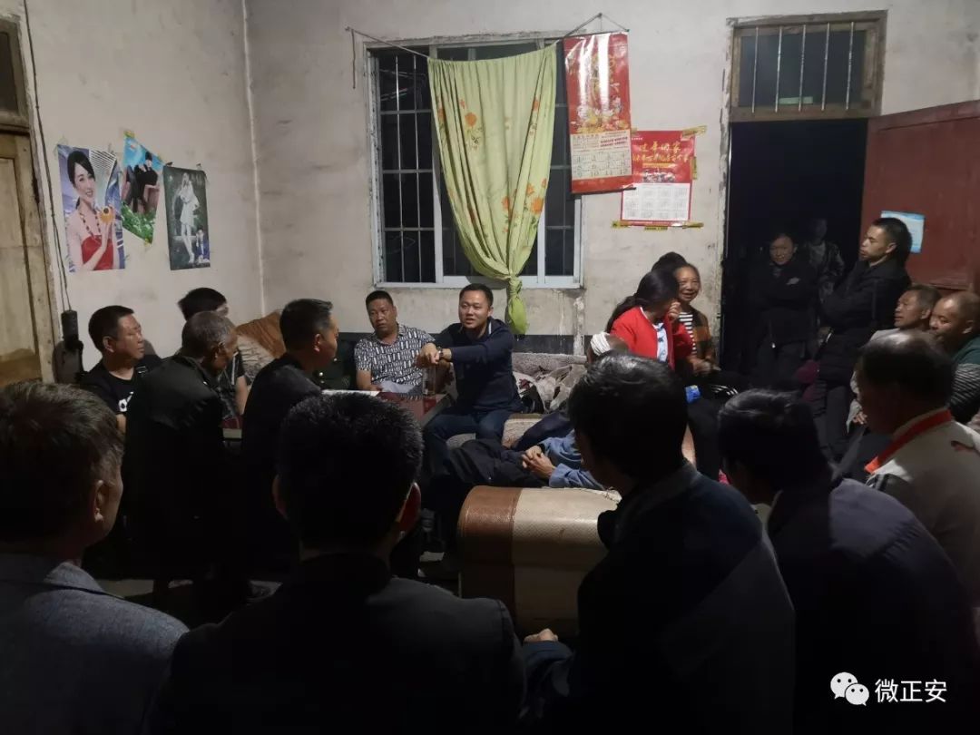 与群众面对面交谈县委副书记范德武与包组干部在农户家中同吃当前