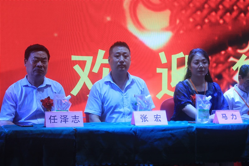 会上,芳德影视公司董事长王洪芳向峄城区办事处授牌;公司总经理张宏向