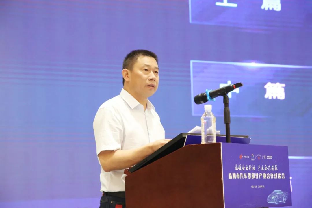 罗克俭(上),王洪宇(左),李征兵(右)发言.