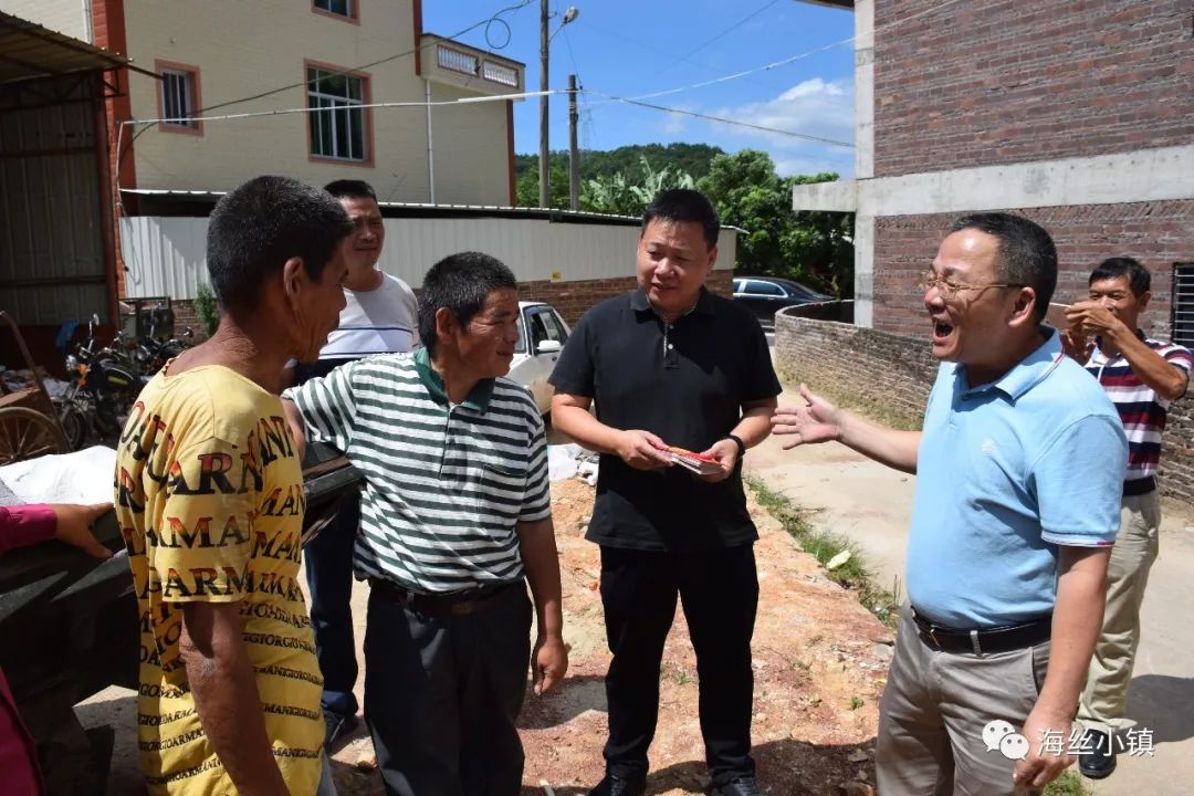 7月17日,洛江区马甲镇党委华斌副书记,马甲镇慈善会杜丕生常务副会长